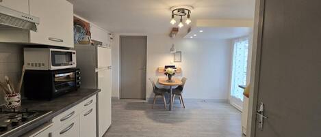 Réfrigérateur, micro-ondes, four, lave-vaisselle