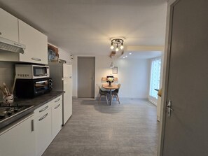 Fridge, microwave, oven, dishwasher - Cozy apartment with terrace and pool in Périgord Noir (Saint-Chamassy)