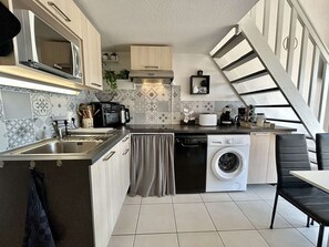 Kylskåp, mikrovågsugn, spishäll och diskmaskin