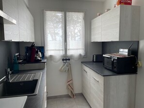 Een koelkast, een oven, een kookplaat, een vaatwasser