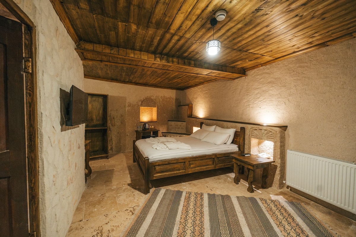 Standard Room, Courtyard View | Premium bedding, free cribs/infant beds, rollaway beds, free WiFi