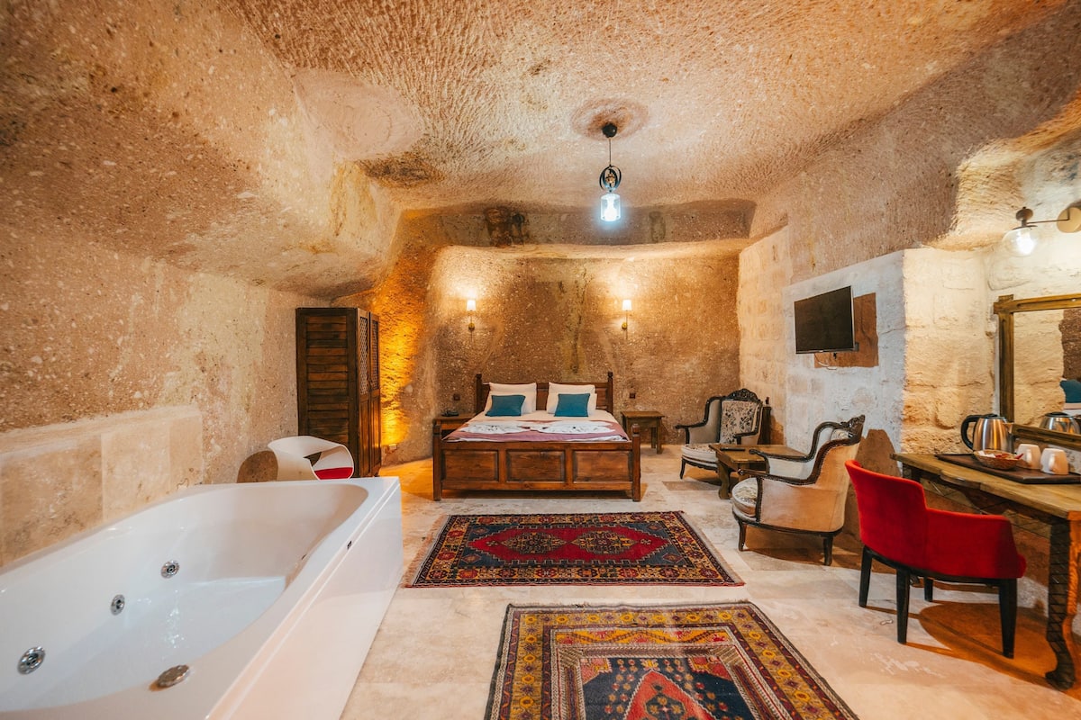 Traditional Room, Courtyard View | Premium bedding, free cribs/infant beds, rollaway beds, free WiFi