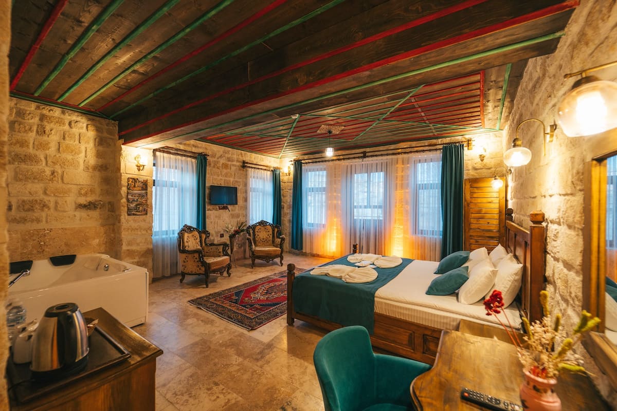 Deluxe Room | Premium bedding, free cribs/infant beds, rollaway beds, free WiFi