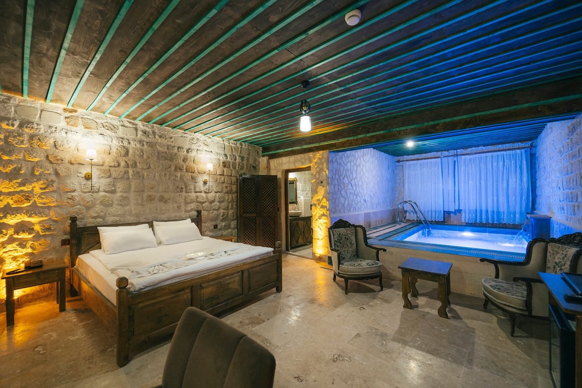 Deluxe Room, Private Pool | Premium bedding, free cribs/infant beds, rollaway beds, free WiFi