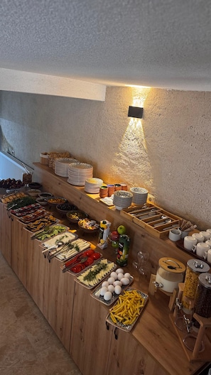 Esmorzar diari d'estil bufet gratuït