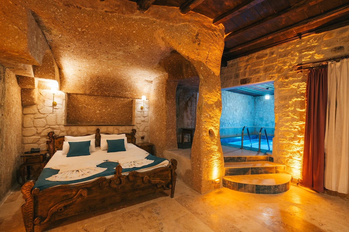 Traditional Room, Private Pool | Premium bedding, free cribs/infant beds, rollaway beds, free WiFi