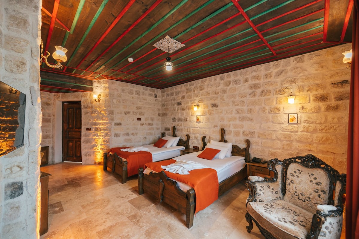 Standard Room, Multiple Beds, Courtyard View | Premium bedding, free cribs/infant beds, rollaway beds, free WiFi