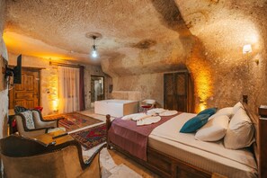 Traditional Room, Courtyard View - Cappatria Cave House (Urgup)