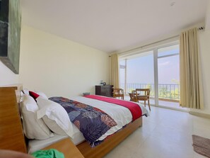 Escritorio y espacio para trabajar con laptop 