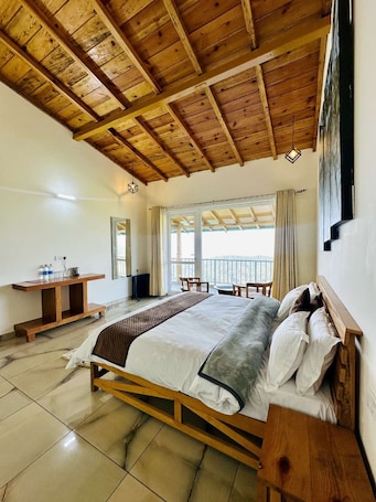 1 habitación, escritorio y espacio para trabajar con laptop