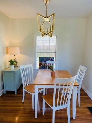 Dining - Midtown Cottage- walk to Whole Foods and Midtown restaurants (Tallahassee)