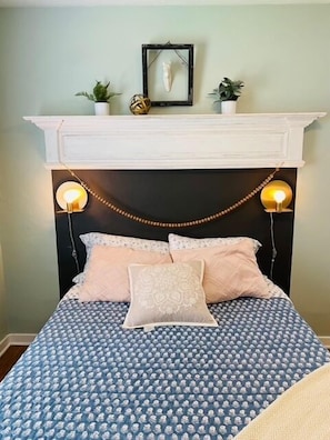 2 bedrooms, desk, iron/ironing board, free WiFi - Midtown Cottage- walk to Whole Foods and Midtown restaurants (Tallahassee)