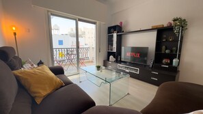 TV connectée, livres, chaîne hi-fi
