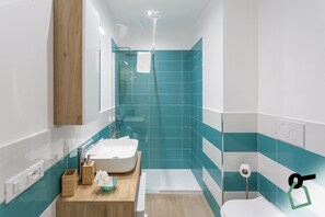 Chambre Double, balcon | Salle de bain
