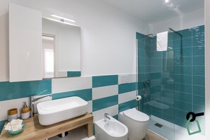 Artículos de tocador gratuitos, secador de pelo, toallas