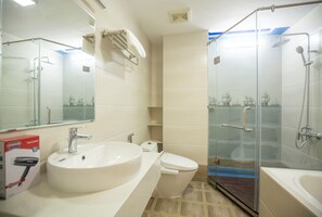 Deluxe appartement, uitzicht op de stad | Badkamer | Een bad/douchecombinatie, gratis toiletartikelen, een haardroger