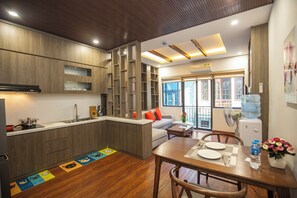 Deluxe Apartment, City View | Living area