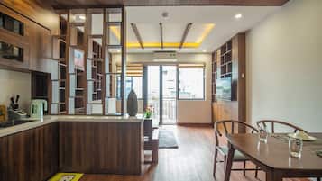 Deluxe Apartment, City View | Living area