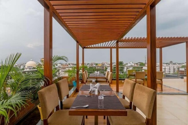 Outdoor dining - Hotel Surya Grand (Lucknow)