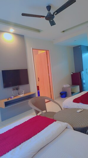 Quarto casal ou duplo superior, sacada, vista para a cidade | Área de estar