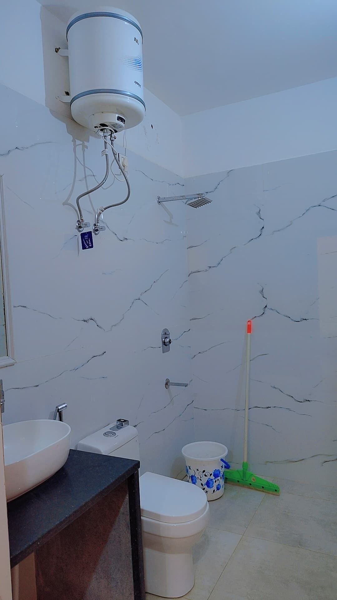 Chuveiro, toalhas de banho, sabonete, shampoo