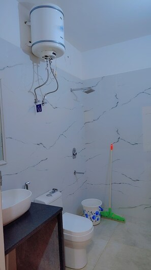 Chuveiro, toalhas de banho, sabonete, shampoo