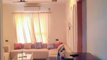 Habitación doble de lujo, balcón, vista a la ciudad | Cocina privada