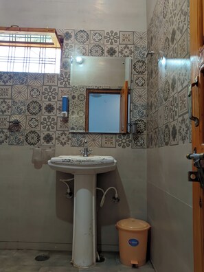 Articles de toilette écologiques, serviettes fournies, savon, shampoing