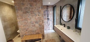 Een douche, een haardroger, handdoeken, zeep