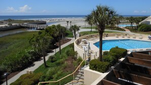 Um resort com piscina, praia e vista para o mar.