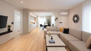 Deluxe-huoneisto, 4 makuuhuonetta, kaupunkinäköala | Oleskelualue | 50–tuumainen äly-TV, jossa kaapelikanavat