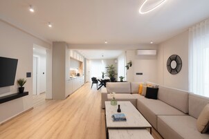 Apartamento Deluxe, 4 habitaciones, vistas a la ciudad | Zona de estar | Smart TV de 50 pulgadas con canales por cable