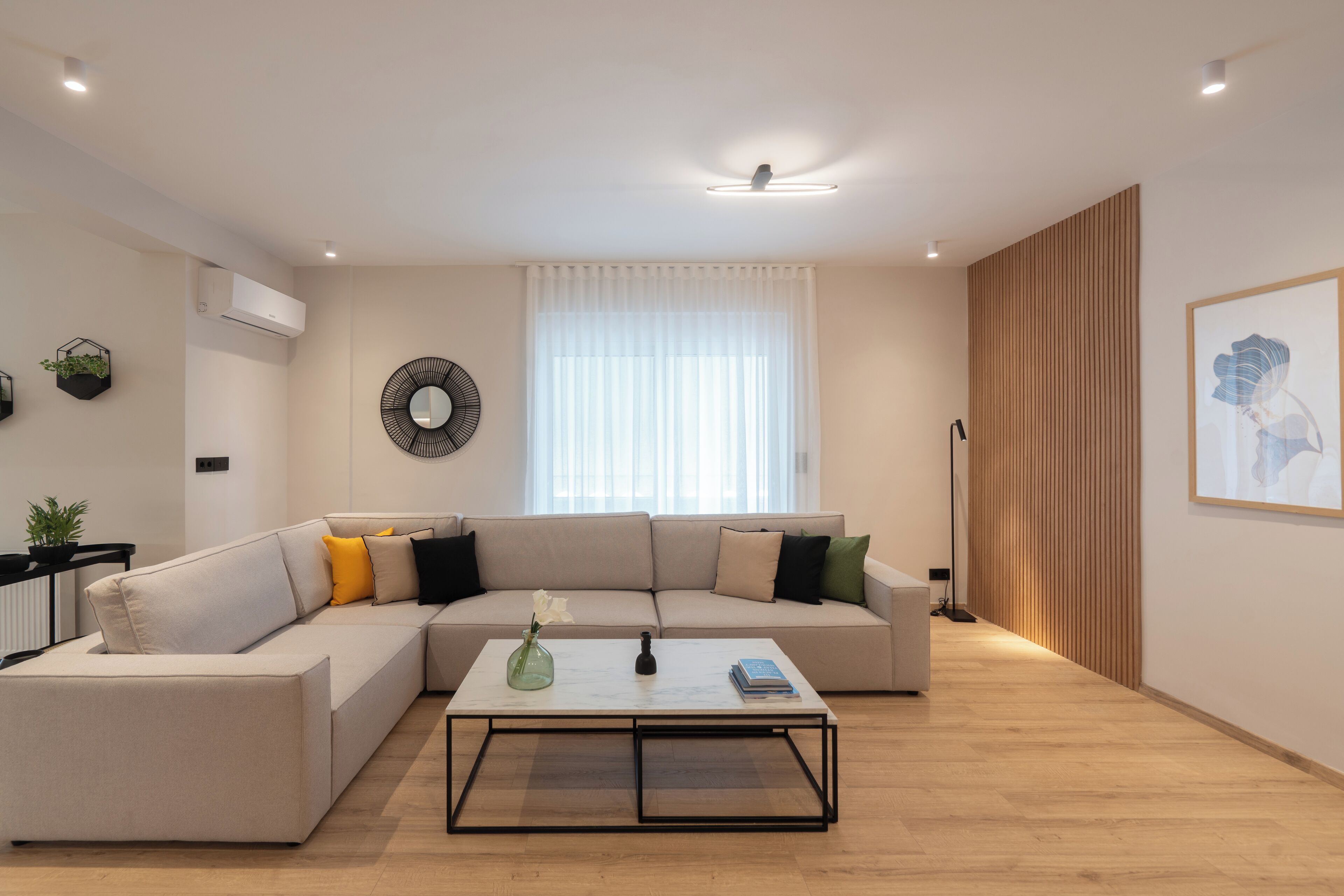 Deluxe-huoneisto, 4 makuuhuonetta, kaupunkinäköala | Olohuone | 50–tuumainen äly-TV, jossa kaapelikanavat