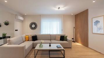 Deluxe-huoneisto, 4 makuuhuonetta, kaupunkinäköala | Olohuone | 50–tuumainen äly-TV, jossa kaapelikanavat