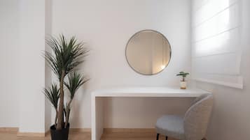 Deluxe-huoneisto, 4 makuuhuonetta, kaupunkinäköala | 4 makuuhuonetta, tallelokero huoneessa, yksilöllisesti sisustettu