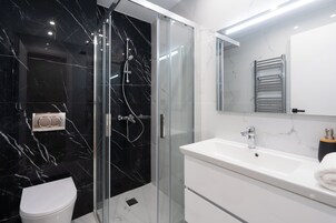 Apartamento Deluxe, 4 habitaciones, vistas a la ciudad | Baño | Ducha, cabezal de ducha tipo lluvia, secador de pelo y toallas