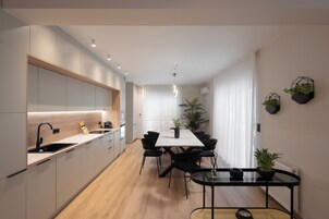 Apartamento Deluxe, 4 habitaciones, vistas a la ciudad | Comedor