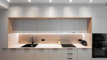 Deluxe-huoneisto, 4 makuuhuonetta, kaupunkinäköala | Yksityinen keittiö | Jääkaappi, mikroaaltouuni, uuni, liesi