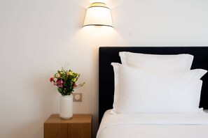 1 slaapkamer, een bureau, een strijkplank/strijkijzer, reisbedje