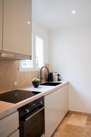Fridge, microwave, oven, stovetop - Madeleine Opéra - Excellent One Bedroom in Paris (Paris)