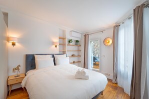 1 室のベッドルーム、デスク、アイロン / アイロン台、旅行用ベビーベッド