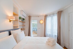 1 slaapkamer, een bureau, een strijkplank/strijkijzer, reisbedje