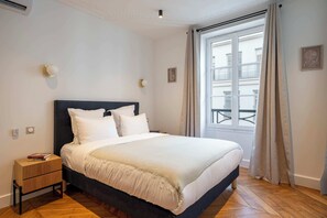 1 soverom, skrivebord, strykejern/-brett og reiseseng for barn