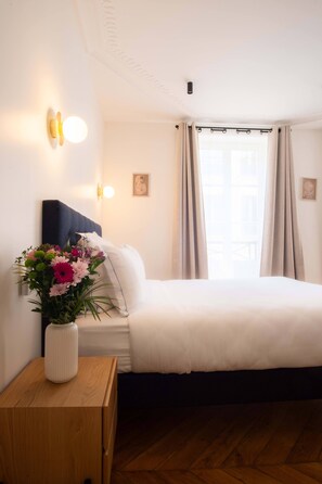 1 slaapkamer, een bureau, een strijkplank/strijkijzer, reisbedje