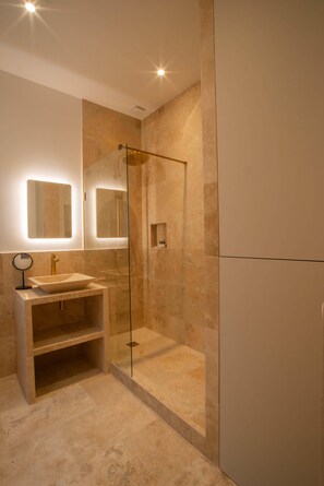 Douche, serviettes fournies