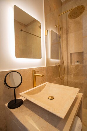 Douche, serviettes fournies