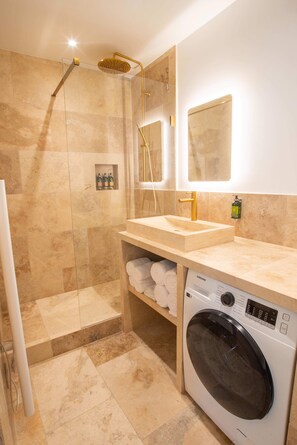 Een douche, handdoeken