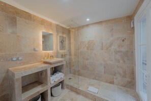 Shower, hair dryer, towels, shampoo - Madeleine Opéra - One Bedroom Deluxe in Paris (Paris)