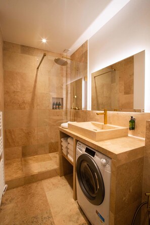 Douche, serviettes fournies