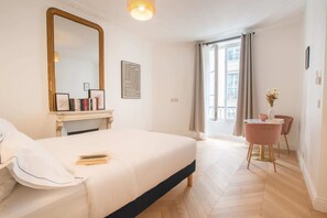 1 chambre, bureau, fer et planche Ă repasser, lit parapluie